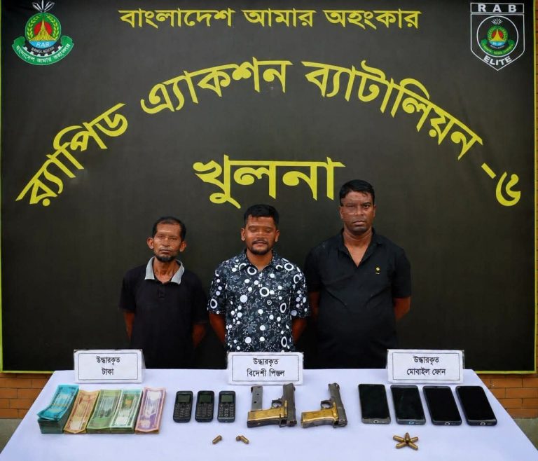 খুলনার লবণচরায় র‍্যাবের অভিযান: দুই বিদেশি পিস্তলসহ ‘বি কোম্পানি’র ৩ সদস্য গ্রেফতার