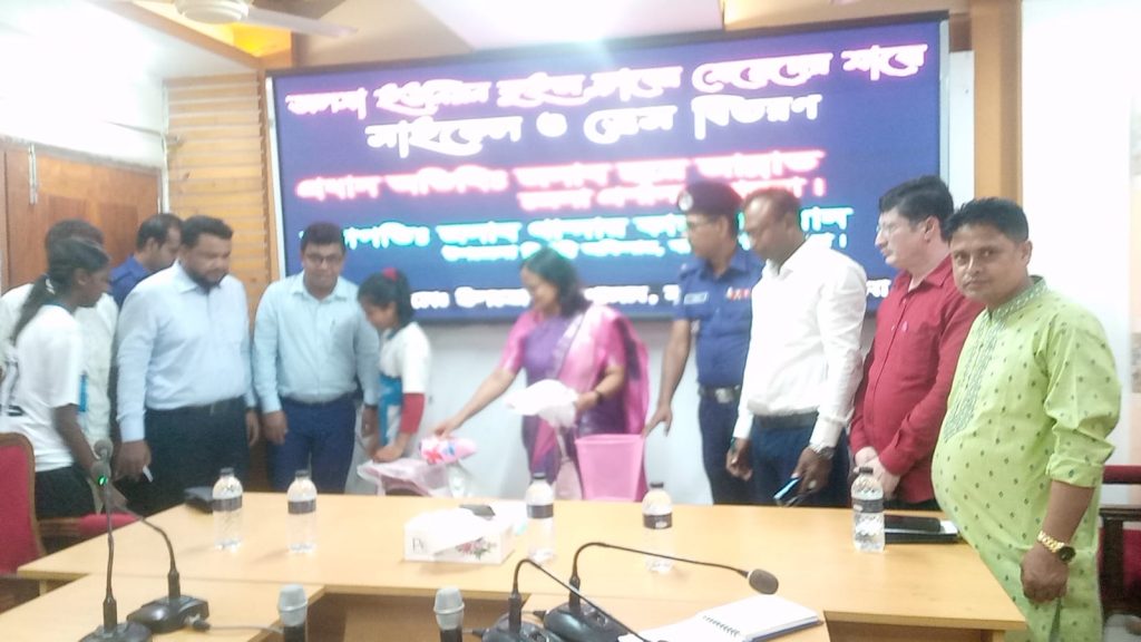 বটিয়াঘাটায় কৃতী শিক্ষার্থীদের সংবর্ধনা, নারী ফুটবলারদের মাঝে সাইকেল বিতরণ