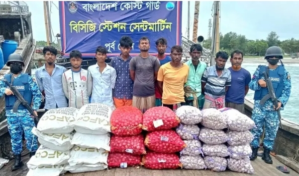মিয়ানমারে পাচারকালে ১২ টন ইউরিয়া সার, রসুন-পেঁয়াজসহ আটক ১০