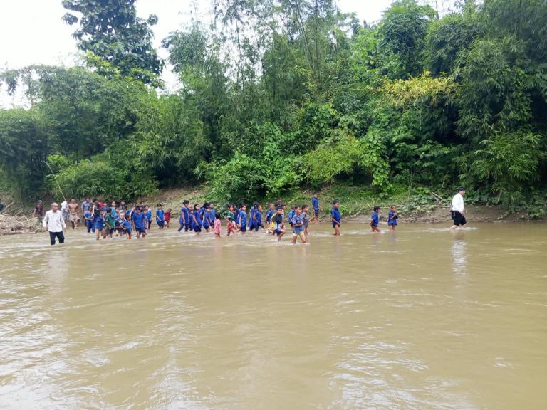 বমু খালে সেতু নেই, ১২ পাড়ার ৫ হাজার মানুষের দুর্ভোগচিনতাবাপাড়া থেকে লুলাইং—ঝুঁকি নিয়ে খাল পারাপার, শিক্ষার্থীদের নিরাপত্তা নিয়েও শঙ্কা