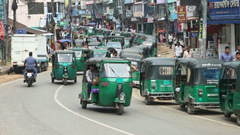 রাঙামাটিতে এলপিজির তীব্র সংকট, গ্যাসের আশায় দীর্ঘ লাইন